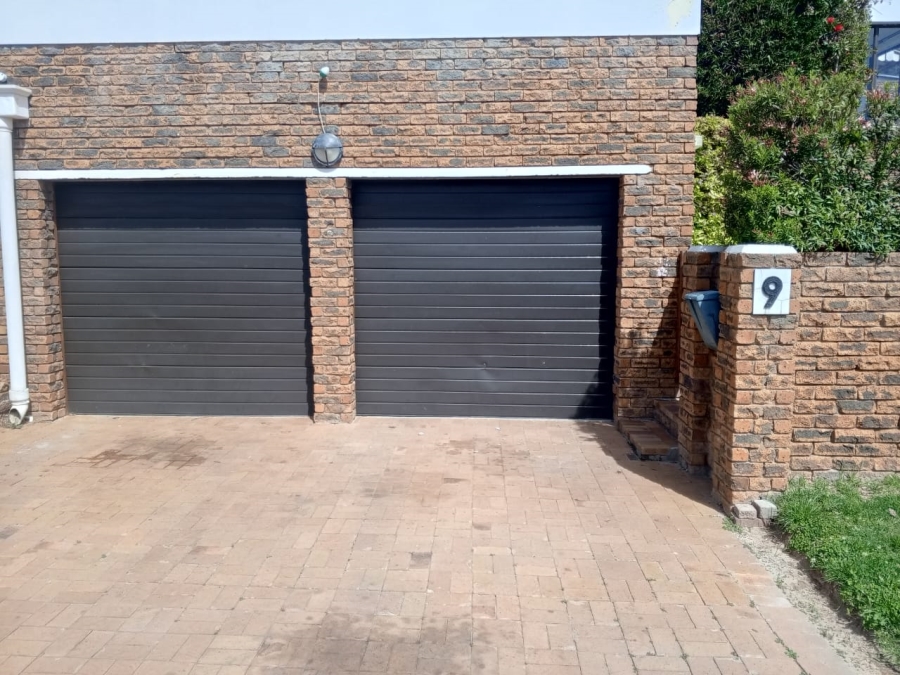 To Let 3 Bedroom Property for Rent in Mountainside Western Cape